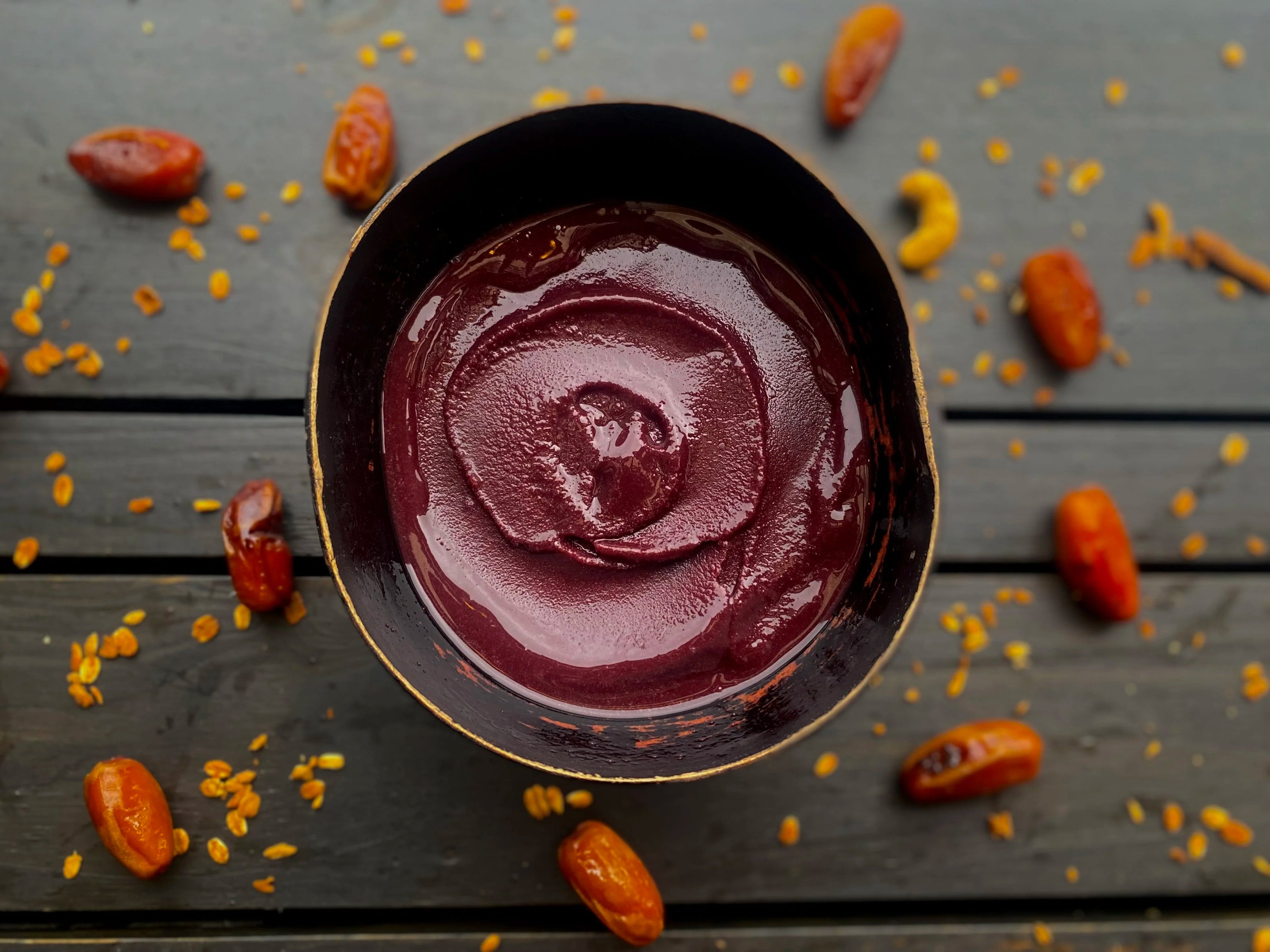 Bowl de açaí puro com textura no fundo